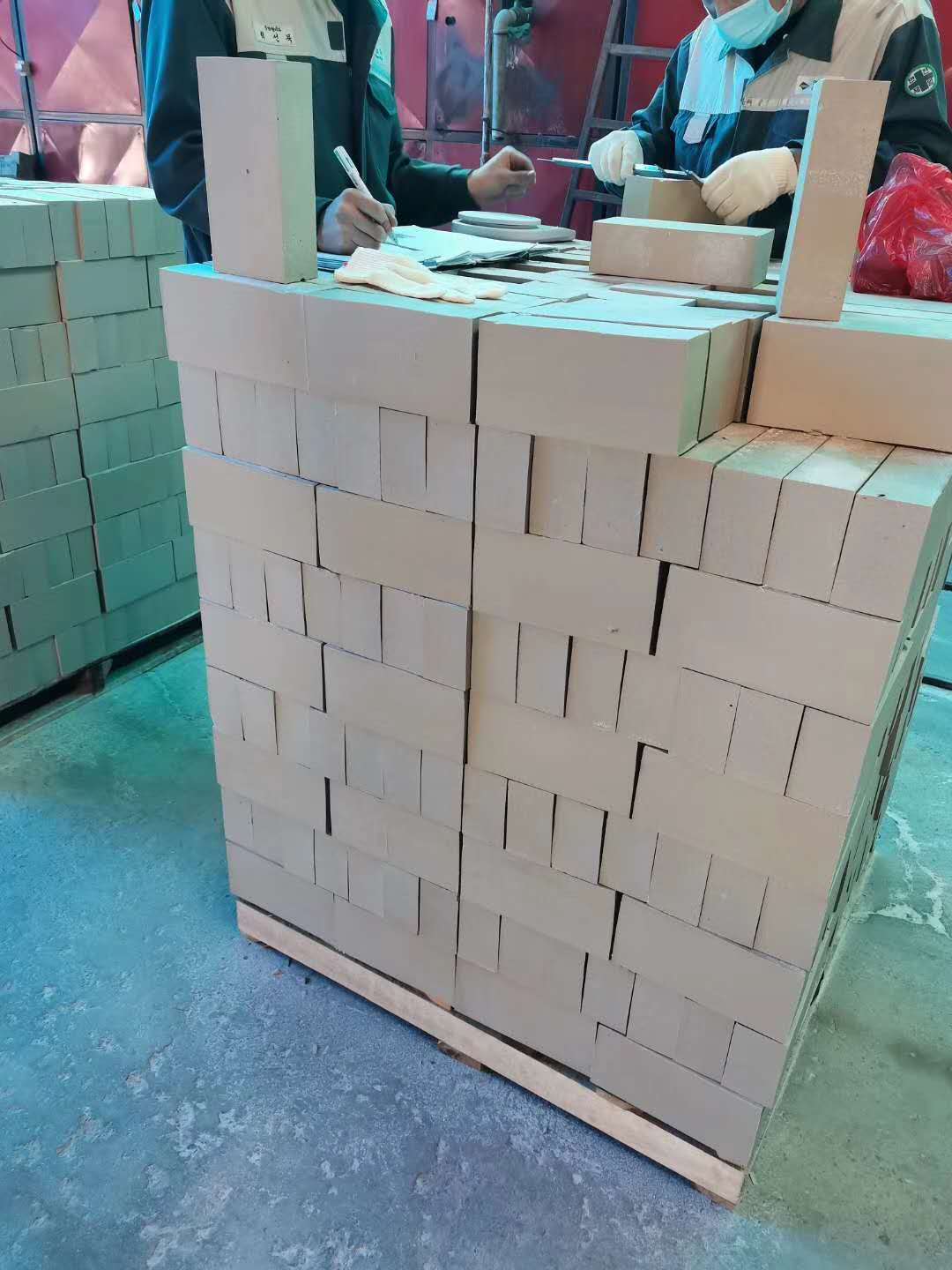 65厚耐酸磚今年處于一直是缺貨狀態(tài)，而且價(jià)格高，那么為什么會(huì)出現(xiàn)這種情況